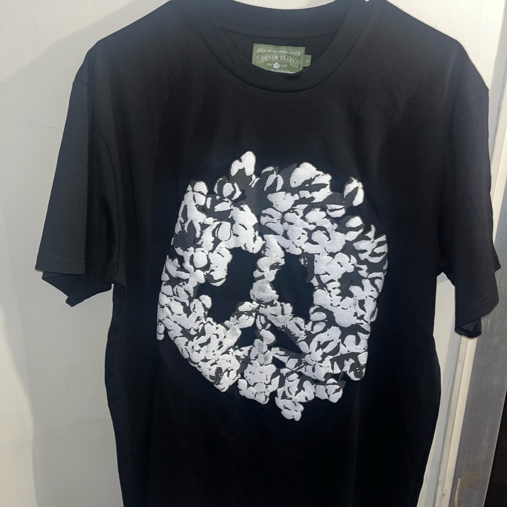 Vintage-Inspired Black Tee with White Floral Peace Graphic